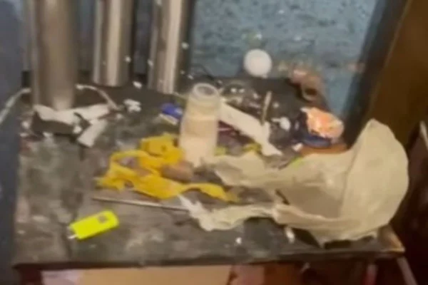 Foto colorida de drogas e objetos ilícitos encontrados em casa onde criança foi deixada como "consignação" pela mãe, no interior de São Paulo.