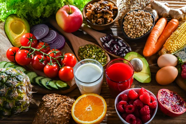 Uma variedade de produtos alimentares que representam uma dieta equilibrada - Conservantes podem estar ligados a risco maior de câncer, diz estudo - Metrópoles