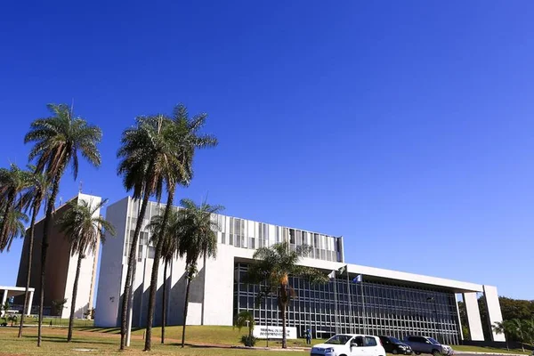 Após indícios de sobrepreço, TCDF libera licitação de uniformes