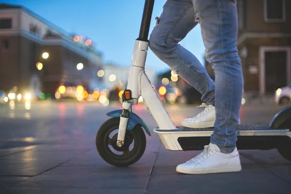 Pessoa usando patinete elétrico - Metrópoles