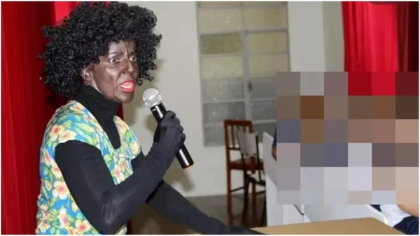 Professora faz “blackface” em apresentação e colégio é criticado