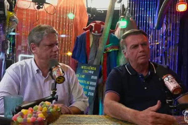Tarcisio de Freitas (Republicanos) e Jair Bolsonaro (PL) em entrevista ao podcast Inteligência LTDA - Metrópoles