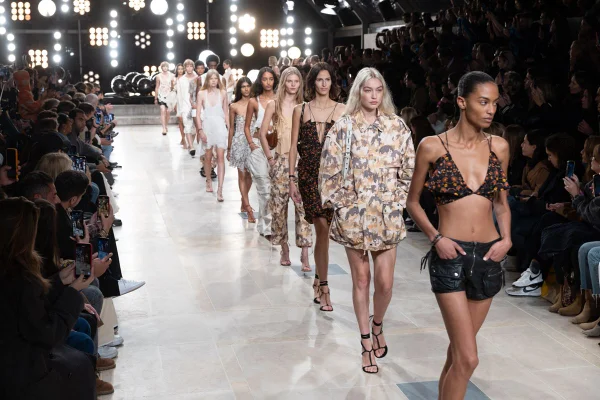 Fila final do desfile da Isabel Marant em Paris, na Semana de Moda