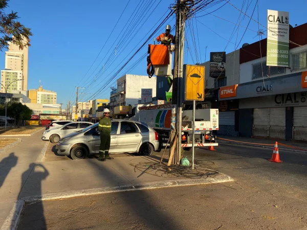 Neoenergia faz “faxina” e retira fios clandestinos de postes no DF