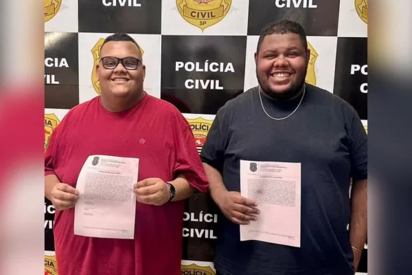 Imagem colorida mostra Vinícius Teixeira Lima e Guilherme Teixeira Lima, humoristas julgados por juiz por falas durante evento chamado "Live da Ofensa" - Metrópoles