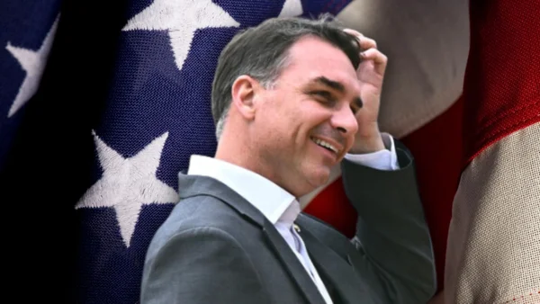 Flávio se oferece para apagar o incêndio que ele mesmo estimulou