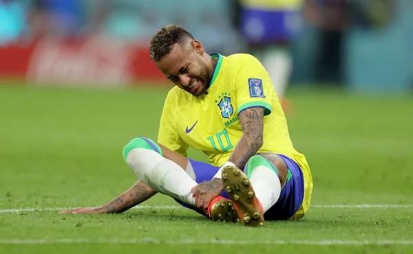Após lesão no tornozelo, Neymar passa por exames nesta sexta