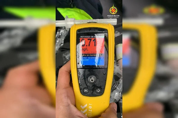 Mão segurando bafômetro
