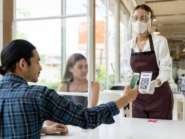 garçom e clientes