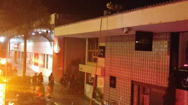 Hamburgueria com 30 clientes pega fogo na Asa Sul