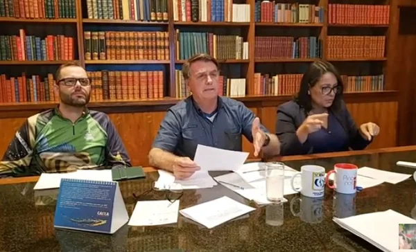 Em meio a negociações sobre auxílio, Bolsonaro faz live