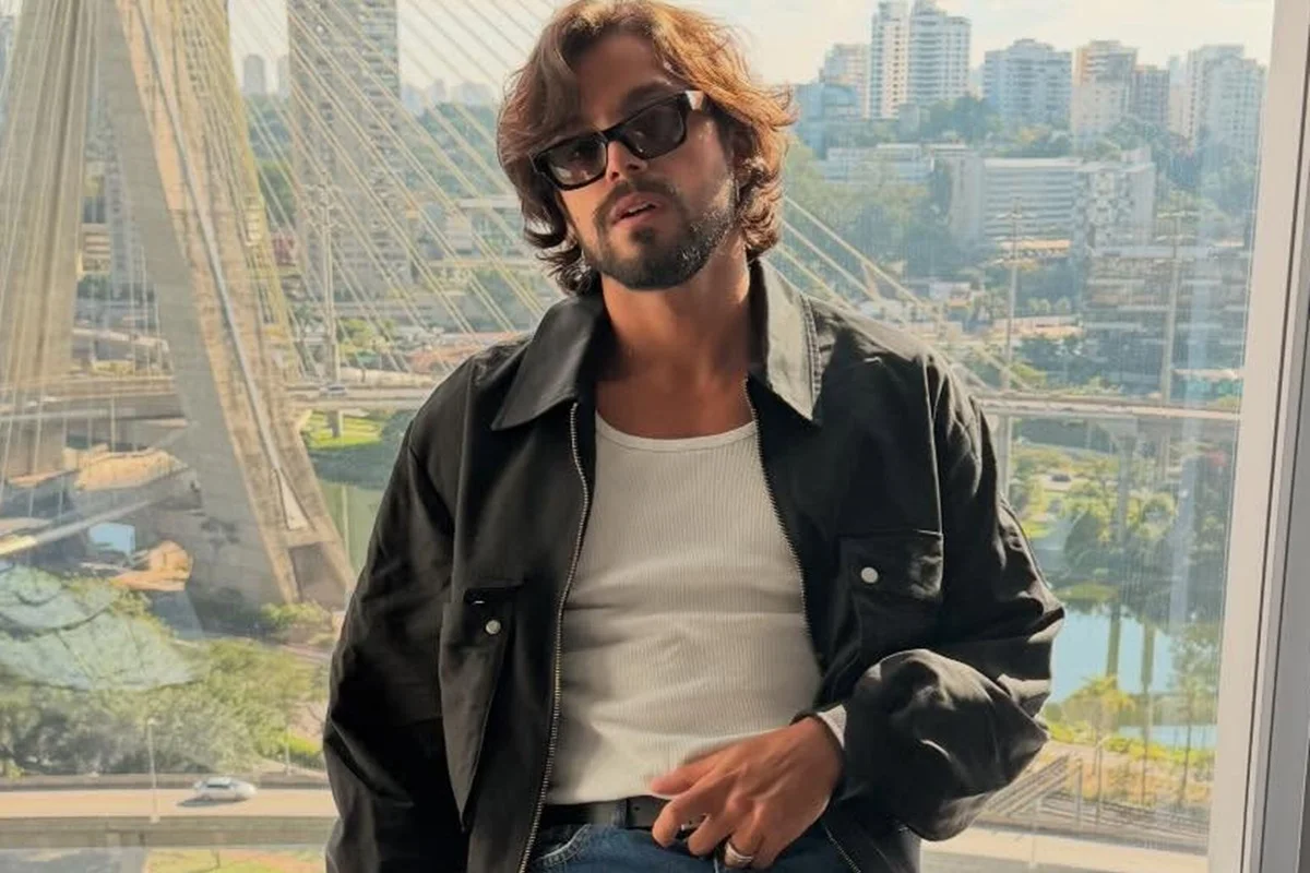 Rodrigo Simas posa de óculos escuros para as redes sociais Rodrigo Simas posa de óculos escuros para as redes sociais