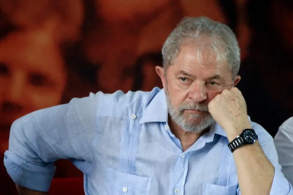 Juiz apontou prisão de Lula como “real e iminente” ao proibir viagem