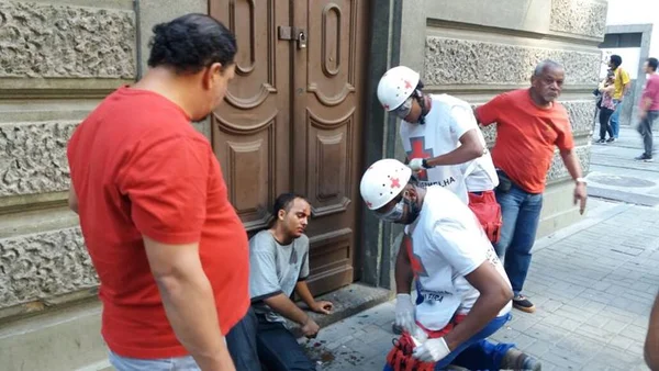 PM joga bombas de gás contra manifestantes na Assembleia do Rio