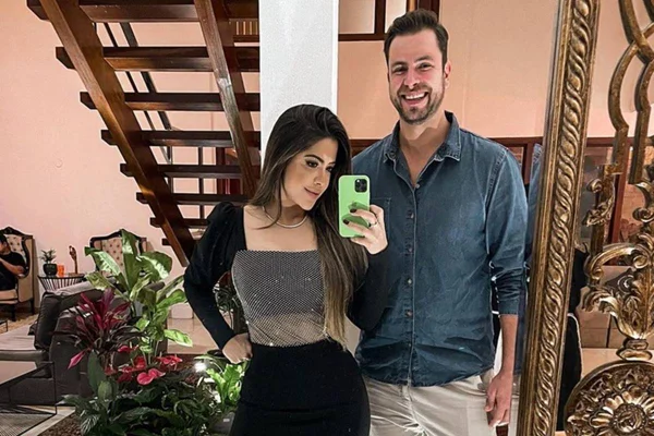 mulher e homem posam em foto de espelho