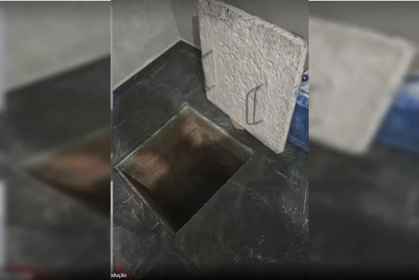 Imagem colorida de Bunker mantido por cabo da Marinha que servia ao CV