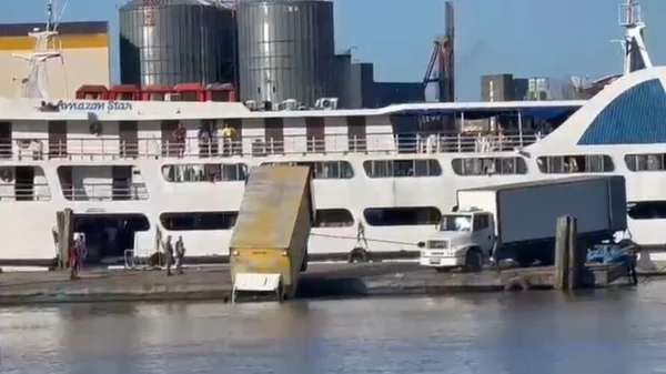 Caminhão derrapa em porto e cai na Baía do Guajará (PA). Veja vídeo