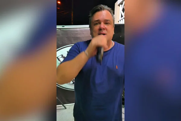 Imagem colorida mostra o cantor sertanejo Bill - Metrópoles