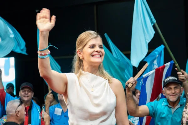 Foto da presidente eleita na Costa Rica, Laura Fernández