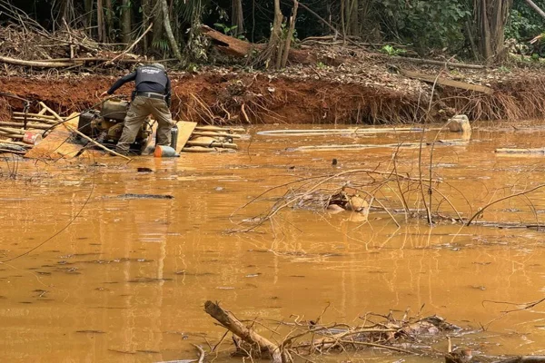 Imagem colorida, agente destruindo maquinário - Metrópoles