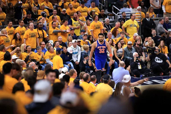 Foto colorida do jogador Karl-Anthony Towns em meio a torcida do Indiana Pacers - Metrópoles