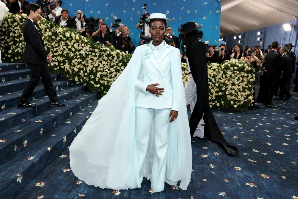 Na imagem com cor, foto de look no met gala - metrópoles
