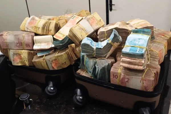 PRF encontra R$ 784 mil escondidos em painel de carro