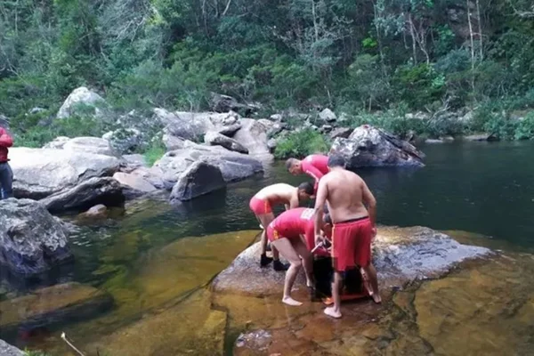 Dois homens morrem ao tentar tirar selfie em cachoeira de Minas
