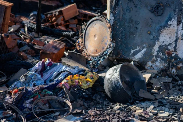 Imagem colorida de itens destruídos por um incêndio, acizentados