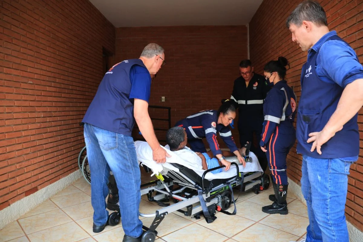 Idosa foi encontrada com “bicheira” na gengiva, infecção causada por larvas de moscas. Outros 12 idosos foram resgatados em casa de repouso Idosa foi encontrada com “bicheira” na gengiva, infecção causada por larvas de moscas. Outros 12 idosos foram resgatados em casa de repouso