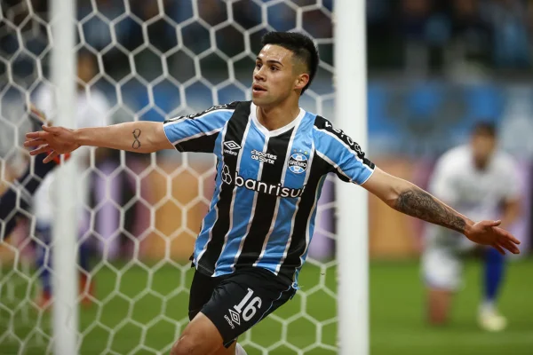 Imagem colorida de Aravena, do Grêmio, comemorando gol - Metrópoles