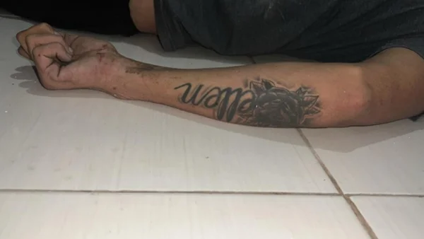 braço tatuado