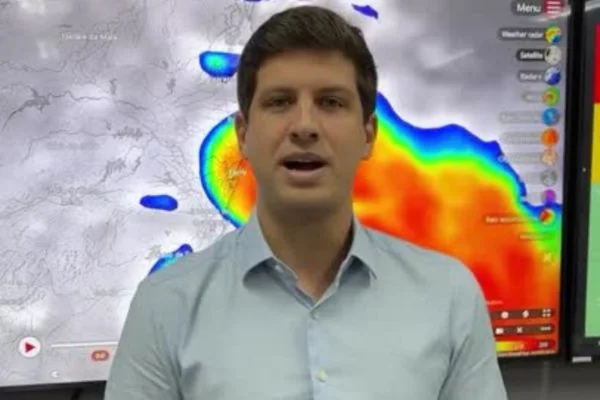 Imagem colorida do prefeito de Pernambuco, João Campos - Metrópoles