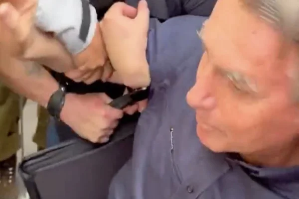 Vídeo: Bolsonaro cai ao cumprimentar apoiadores em Belo Horizonte (MG)
