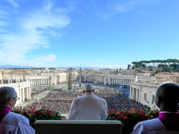 Foto colorida de Papa Francisco discursando para multidão no Vaticano durante manhã de Natal - Metrópoles