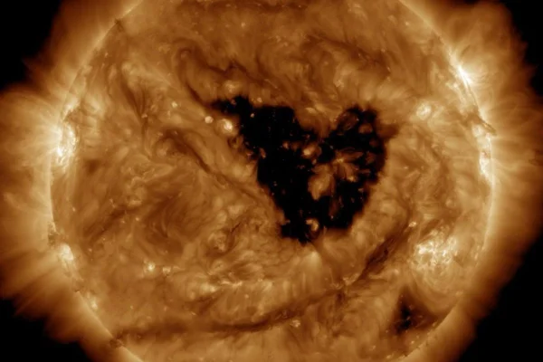 Foto microscópica do sol com um buraco de cor preta em sua superfície - Metrópoles.