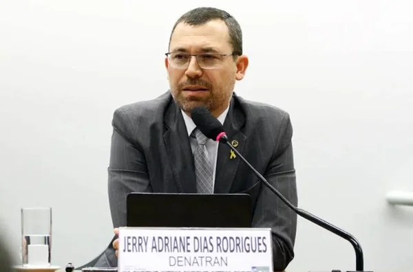 Diretor-geral do Denatran pede demissão do cargo e sai atirando