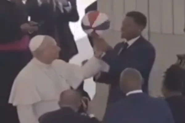 Papa Leão XIV surpreende com truques de basquete no Vaticano