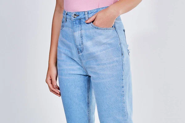 Mom Jeans da Youcom feita com material reciclado