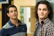 Jesse Metcalfe e Penn Badgley no filme Todas Contra John 