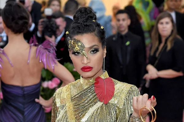 Indya Moore é a primeira modelo trans a estrelar capa da Elle USA