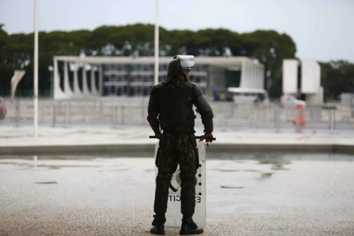 Soldados do exército se posicionam na frente do Palácio do Planalto Soldados do exército se posicionam na frente do Palácio do Planalto