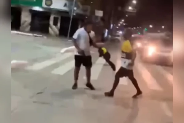 Homem morre após confronto com policial: “Tu é homem! Dale”