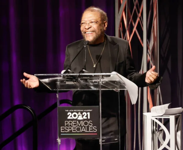 O cantor e compositor brasileiro Martinho da Vila discursa durante a cerimônia de premiação do Latin Grammy