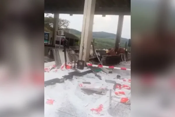 Caminhoneiro joga veículo contra cabine de pedágio na BR-381 e é preso