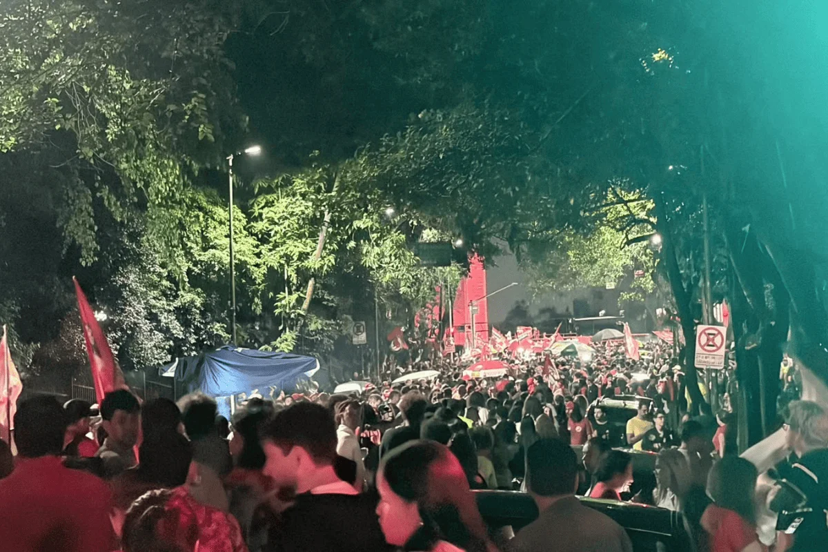 Apoiadores comemoram reeleição de Lula na Av. Paulista neste domingo (25/10). Apoiadores comemoram reeleição de Lula na Av. Paulista neste domingo (25/10).