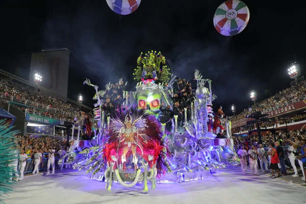 Imagem colorida do desfile da Viradouro no Carnaval 2026 - Metrópoles