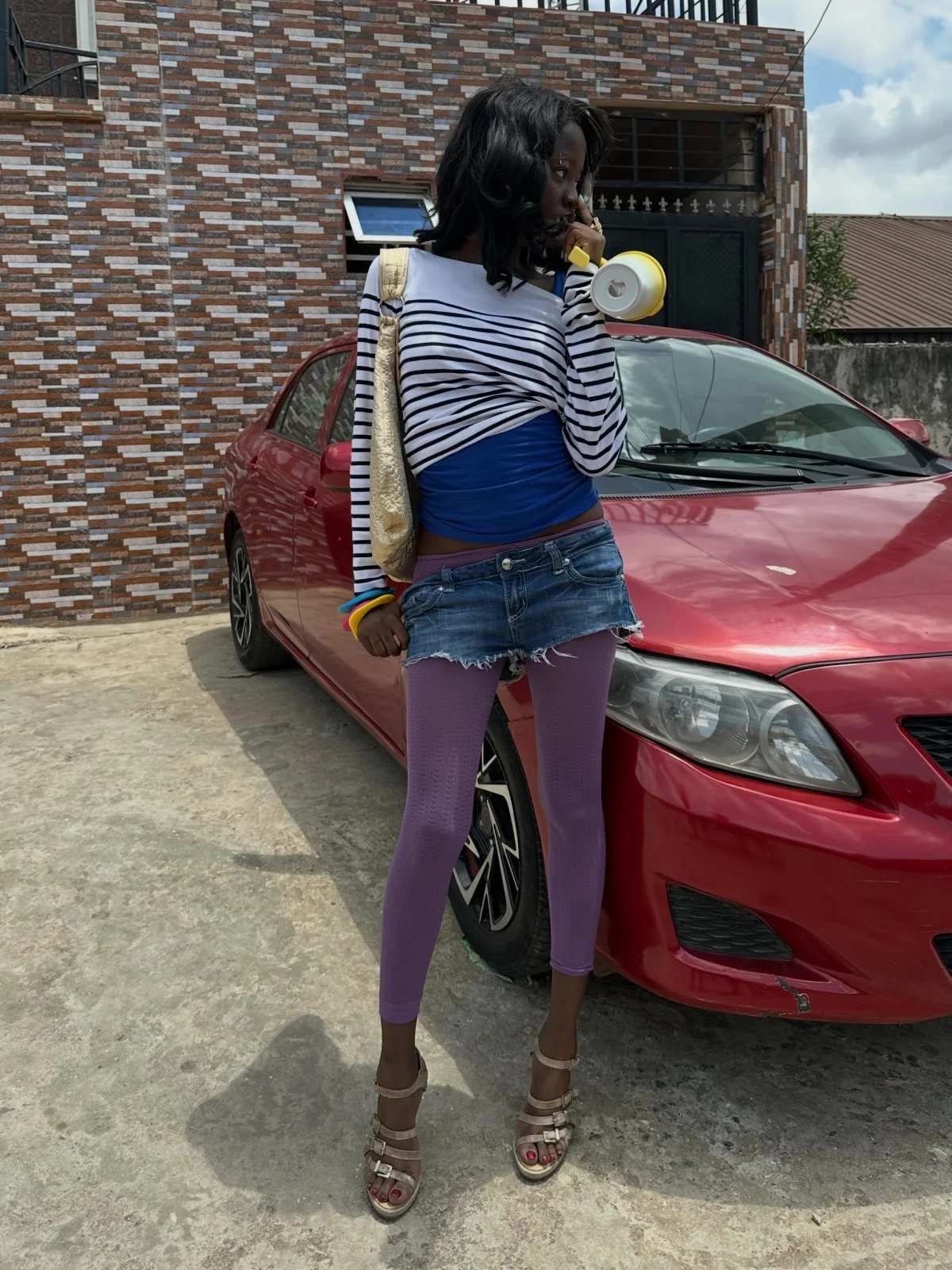 Influenciadora recria desfiles da Chanel em ruas de cidade na Nigéria - imagem 2 Influenciadora recria desfiles da Chanel em ruas de cidade na Nigéria - imagem 2