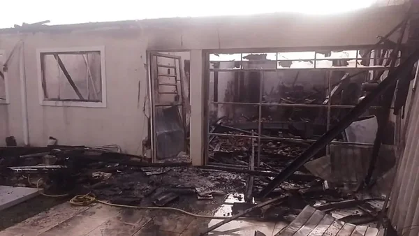 Imagem colorida de casa incendiada - Metrópoles