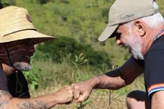 Bruno Galiasso e Paulo César Marques posam em meio à plantação